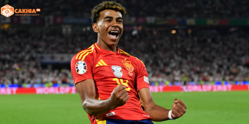 Lamine Yamal đối đầu Nuno Mendes